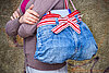Frau trägt eine Handtasche, die aus einer alten Jeans gefertigt ist