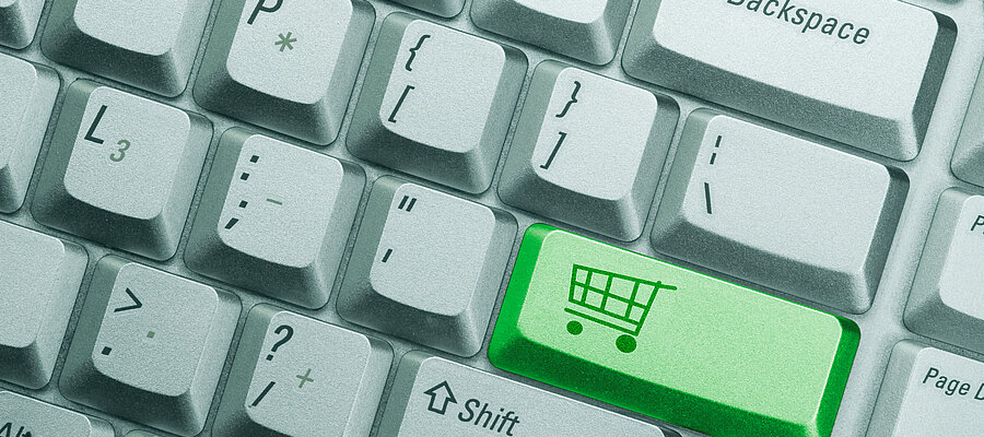 Symbolfoto für Online-Shopping mit Computertastatur mit grün markierter Taste mit Einkaufswagen