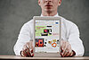 Ein Mann zeigt ein Tablet, auf dem die Startseite der Plattform ebay zu sehen ist.